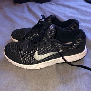 Nike FlexExperience RN4 size 5Y